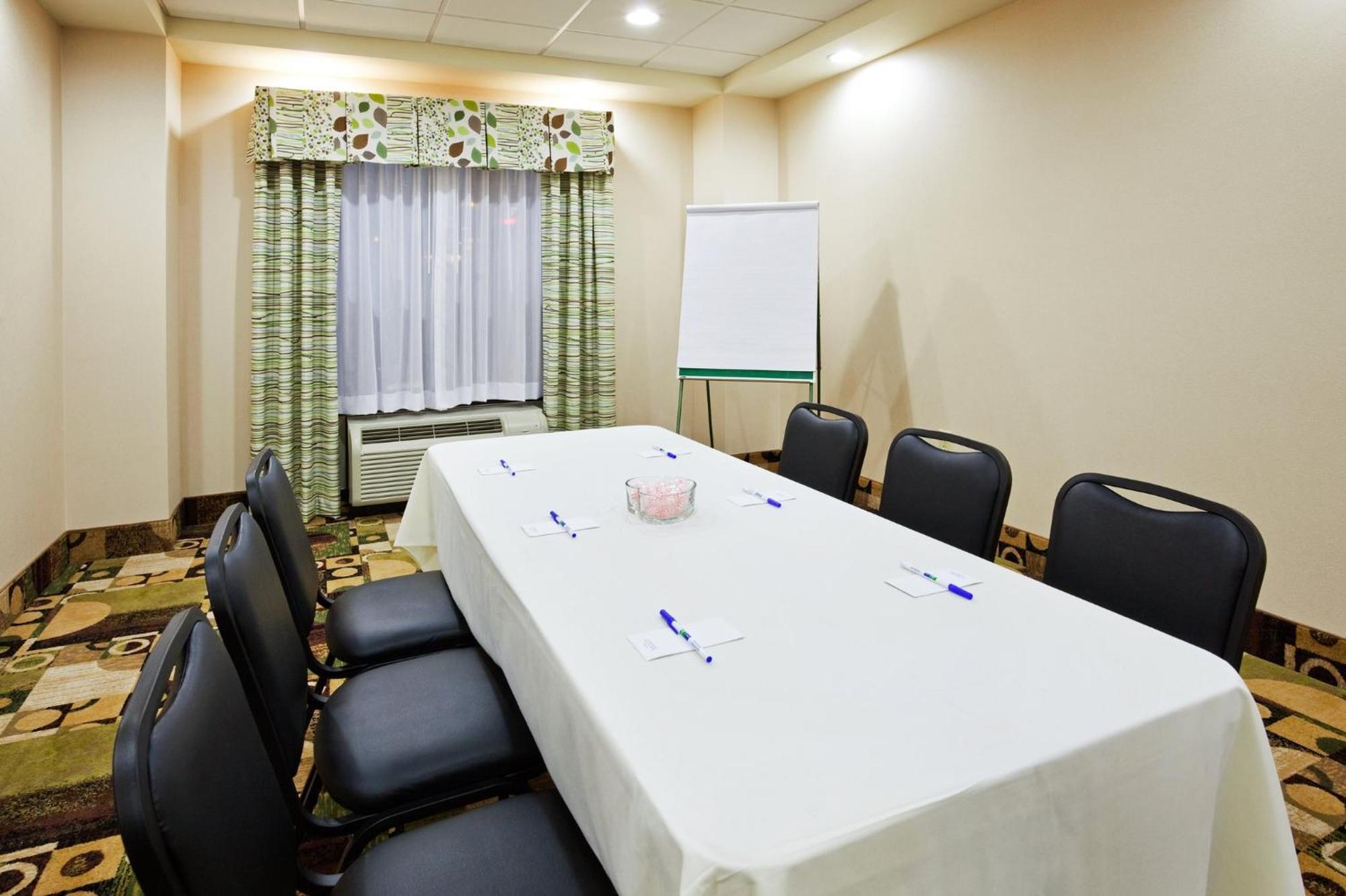 Holiday Inn Express Hotel & Suites Newport South By Ihg Buitenkant foto